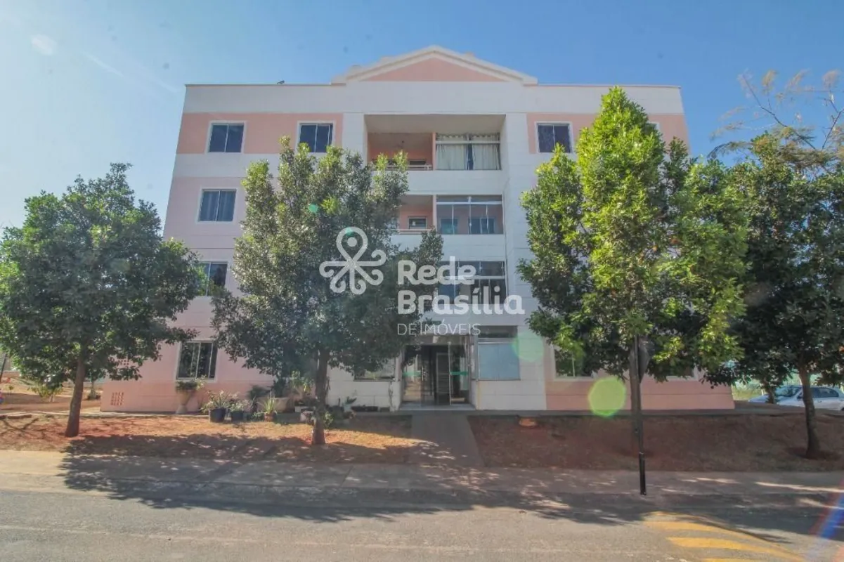 Este aconchegante apartamento térreo na QC 10 oferece um espaço funcional e prát...