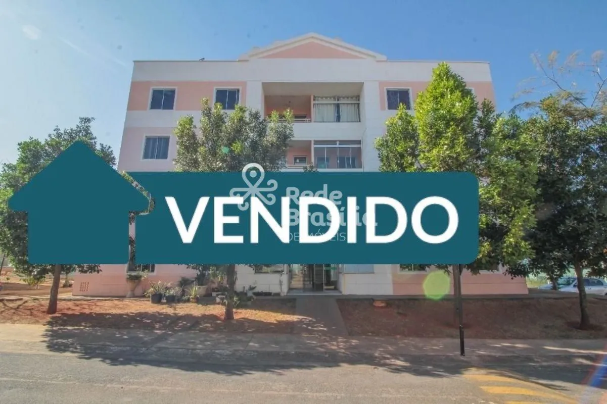 Este aconchegante apartamento térreo na QC 10 oferece um espaço funcional e prát...