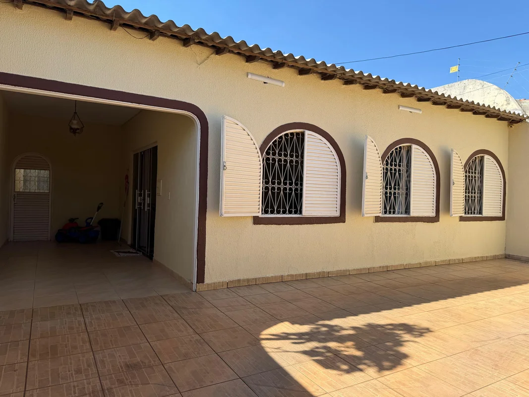 Ótima Oportunidade!Setor Oeste GamaCasa na laje com 2 salas, cozinha com armário...