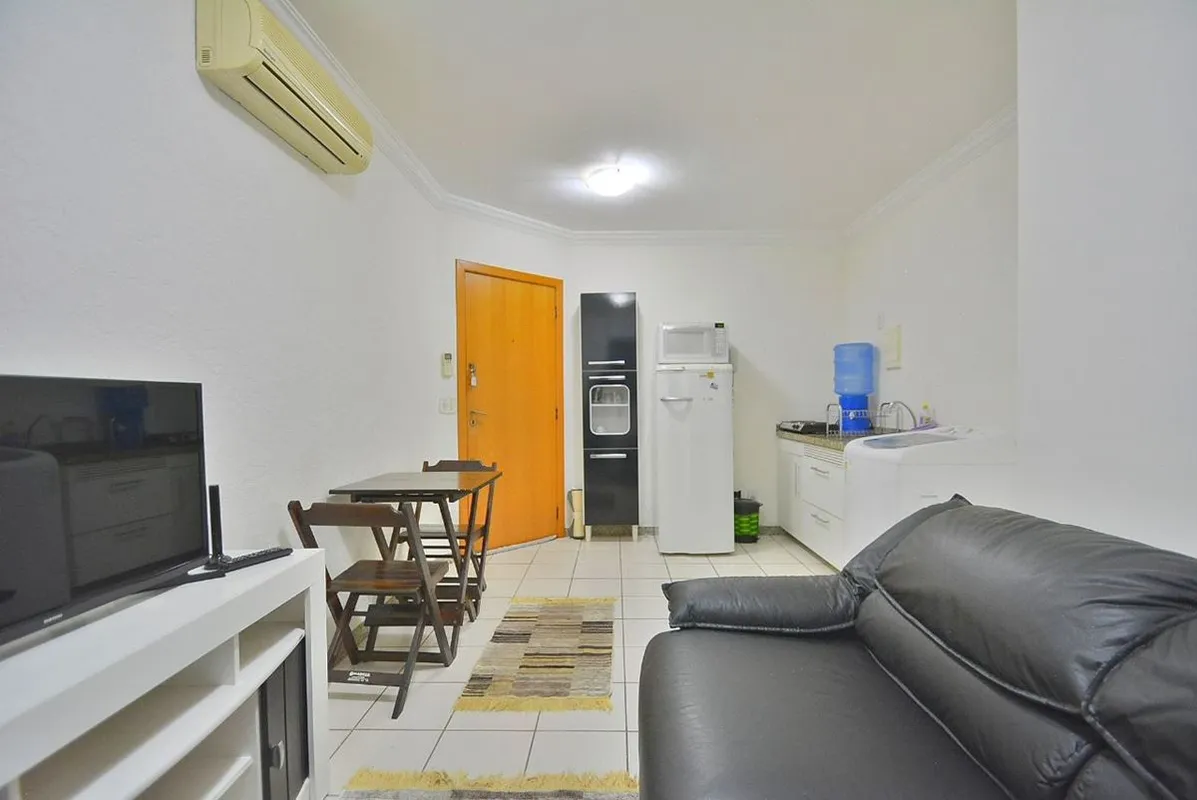EXCELENTE KIT MOBILIADA composta de:- Sala conjugada com cozinha com sofá, mesa ...