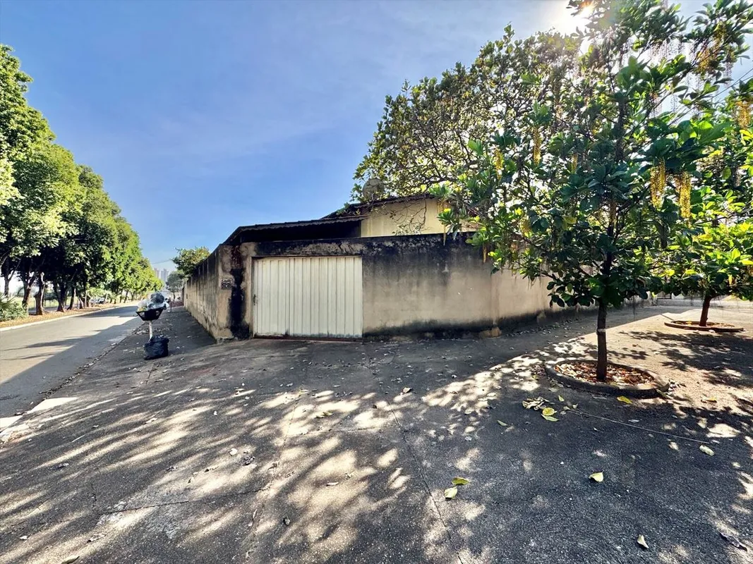 Casa antiga em lote comercial Imóvel de esquina situado a Avenida Marialva esqui...