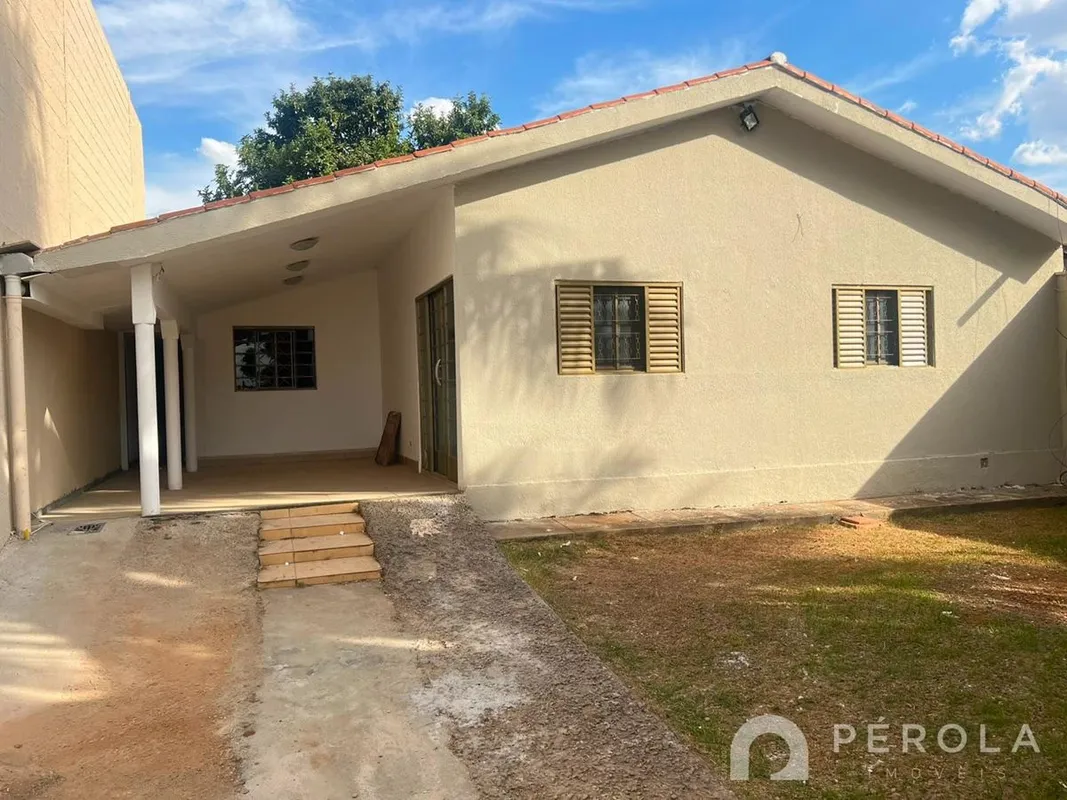 Casa residencial com dois quartos, sendo duas suítes, um banheiro social, sala d...