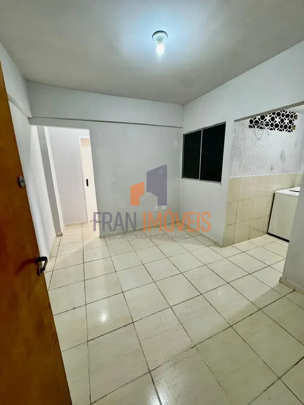 Localizado na área comercial do condomínio, o imóvel oferece fácil acesso a merc...