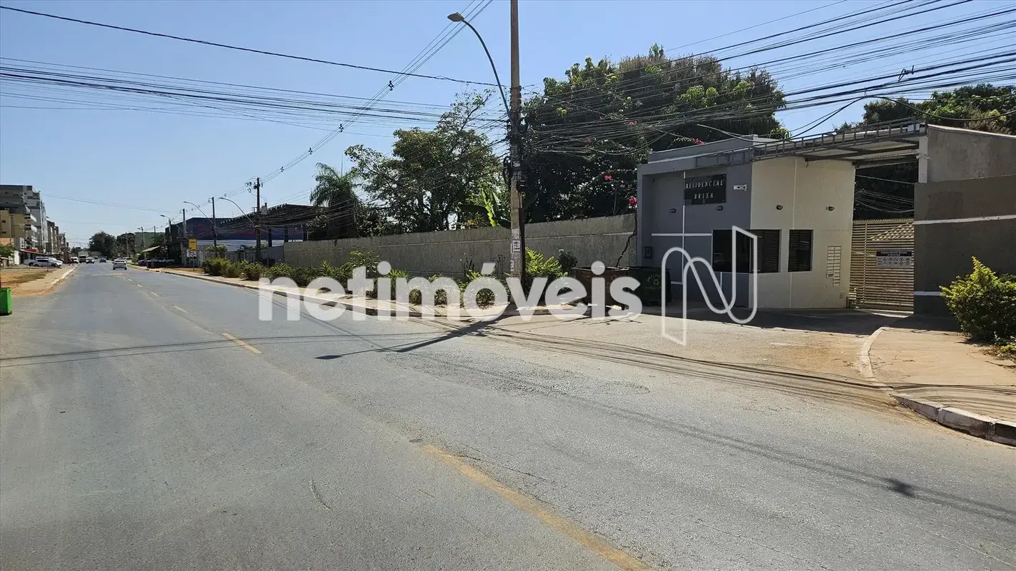 Imóvel com aproximadamente 400m2 de área construida em lote de 811m2.A casa é co...