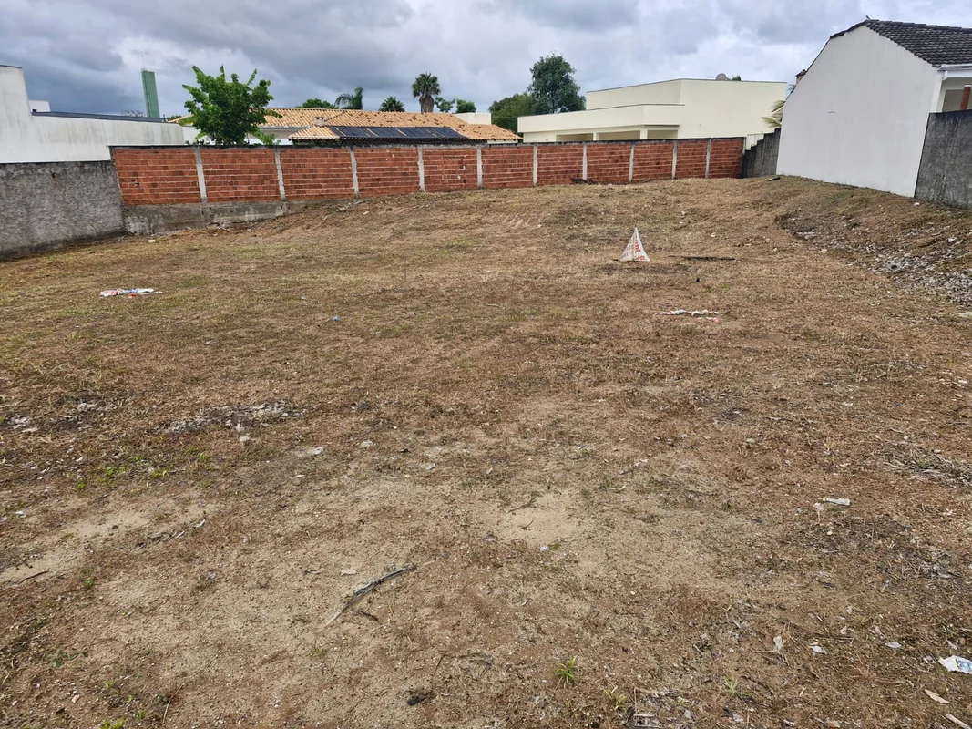 Vendo Lote 820m² no condomínio Ouro Vermelho II, 100% plano, ótima localização d...