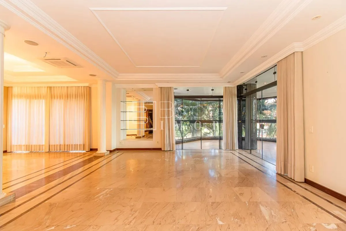 Ed. Albatroz oferece privacidade com apartamentos, um por andar, e as varandas t...