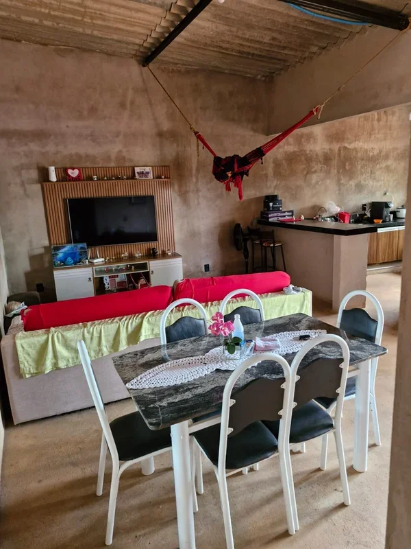  3 quartos sendo uma suíte , cozinha espaçosa, Sala ampla, banheiro social, toda...