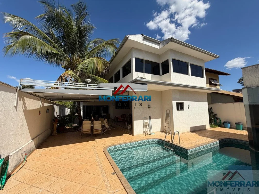 Casa no Condomínio Jardins Viena, em Aparecida de Goiânia. Sobrado com quatro su...