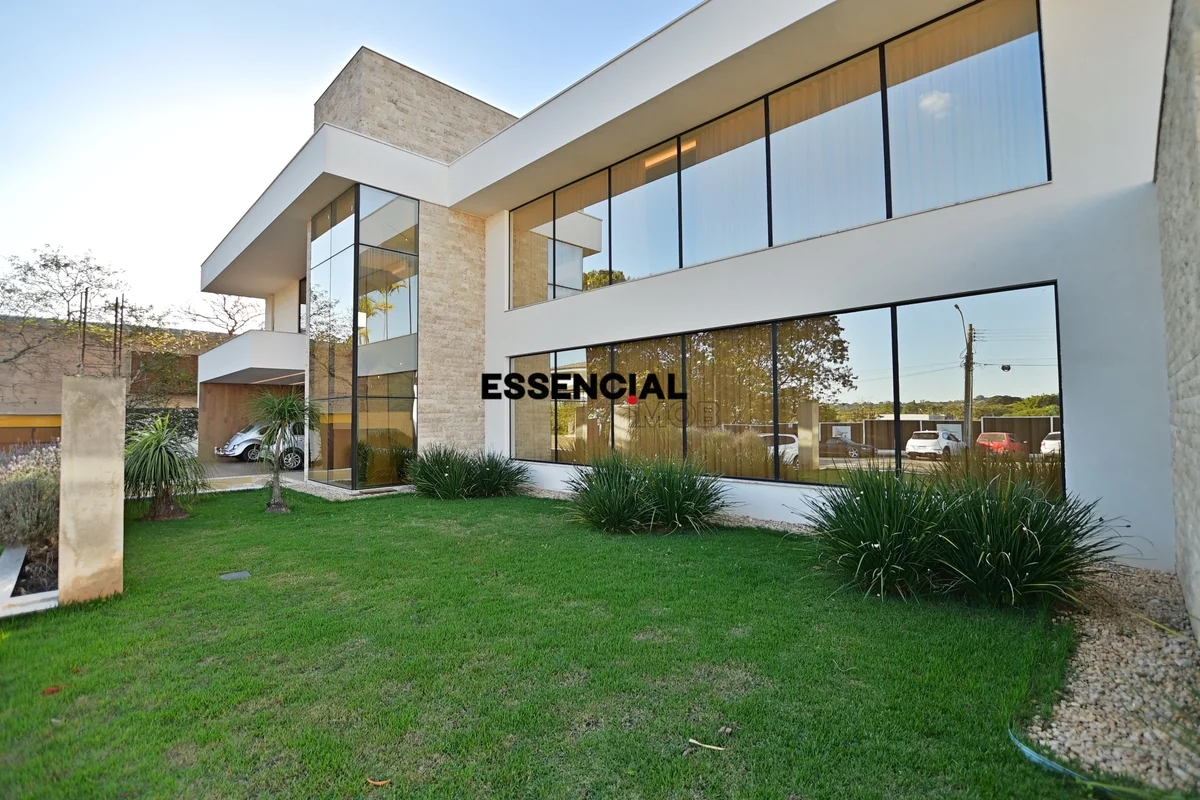 Na exclusiva QL 28 do Lago Sul, um dos endereços mais valorizados e prestigiados...