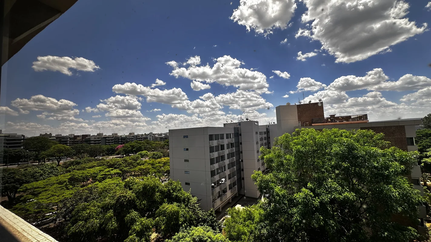 Com vista para o verde da quadra residencial, vista livre. Perto do eixinho e ei...