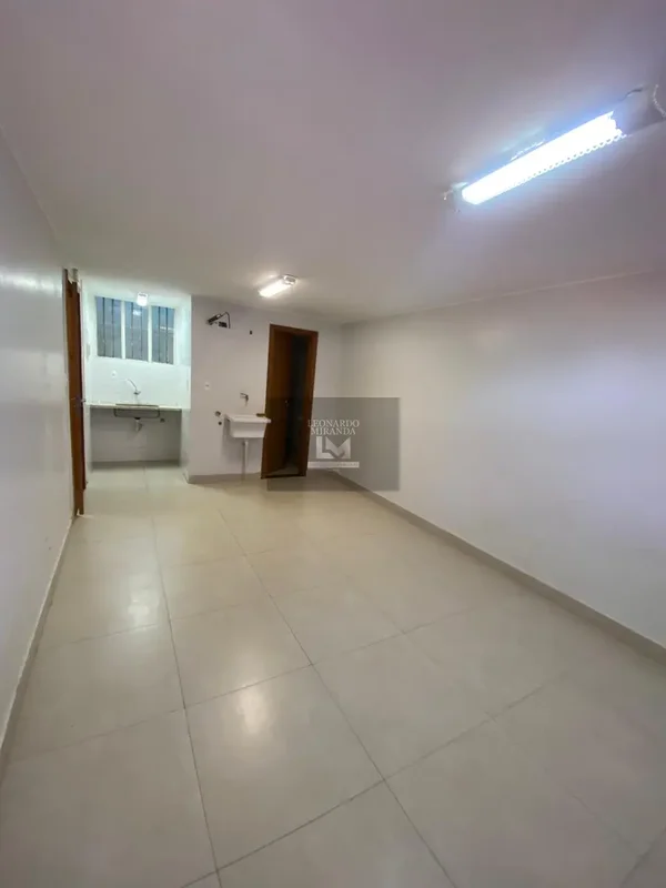 ALUGA-SE KITNET? Kit em vão livre? Cozinha? Tanque para lavanderia? Banheiro soc...
