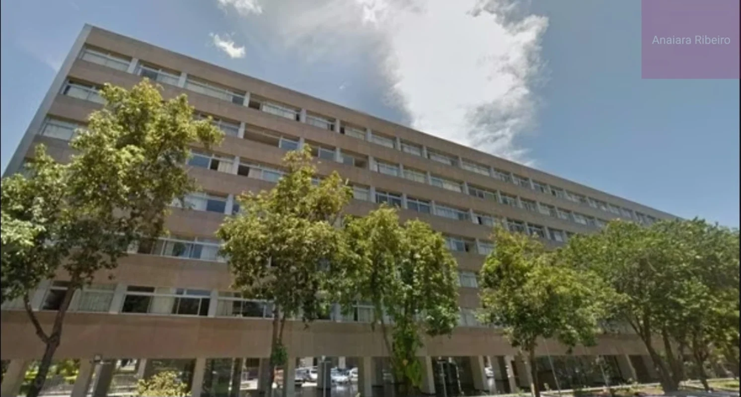 Vendo excelente apartamento na melhor quadra de Brasília!Prédio com a fachada to...