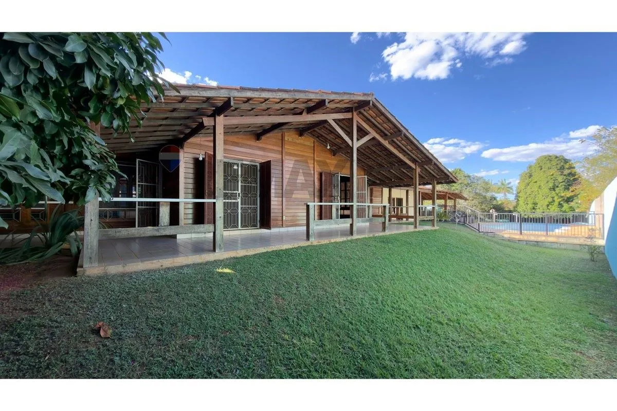 Casa de madeira maciça na QI 13 do Lago Norte: 518 m² construídos em lote de 776...