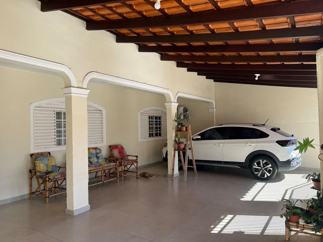 06 quartos, sendo 2 suítes +1 suíte master com hidromassagem);Sala ampla dois am...