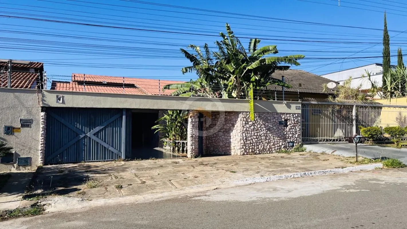 Casa disponível para aluguel, com 3 quartos, sendo 1 suíte, banheiro social, sal...