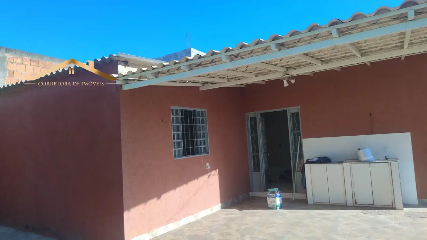 Casa com: À VENDA NO CAPÃO COMPRIDO – SÃO SEBASTIÃO/DF02 quartos01 banheiro soci...