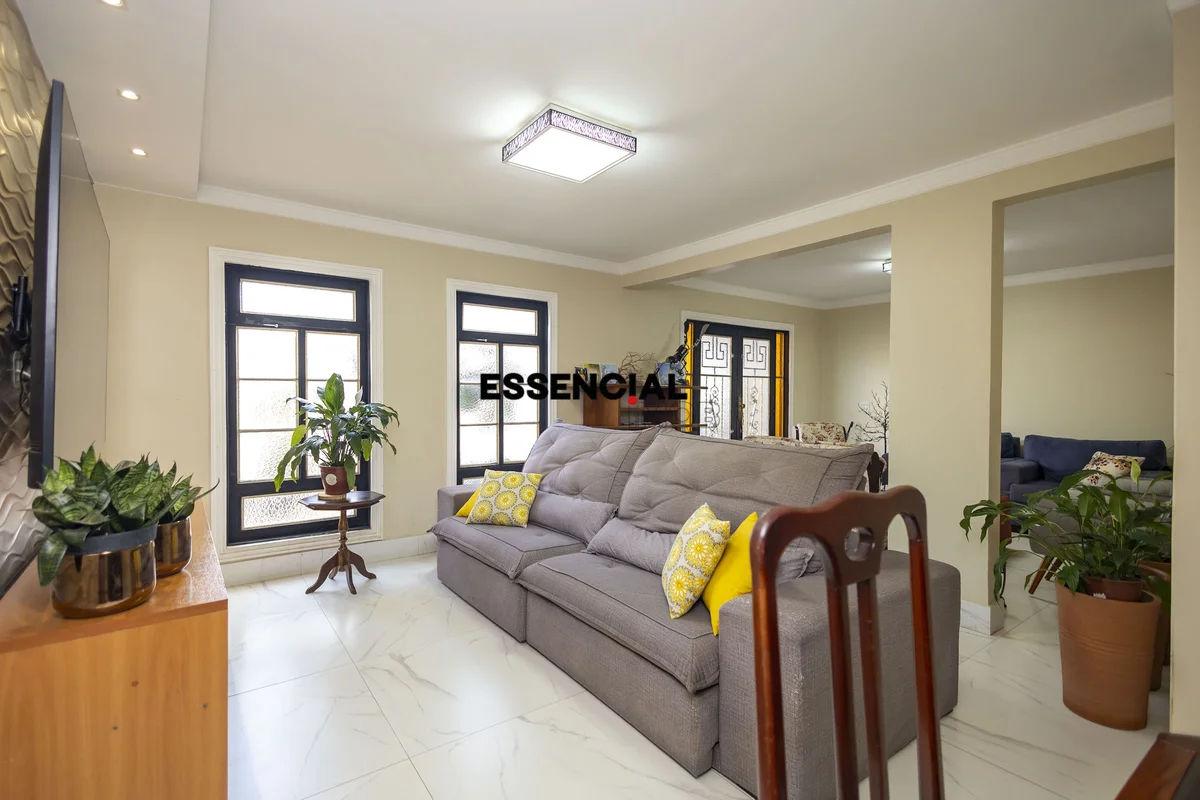 Vendo com exclusividade casa reformada na QE 34 – Guará IIÁrea construída: 211m²...