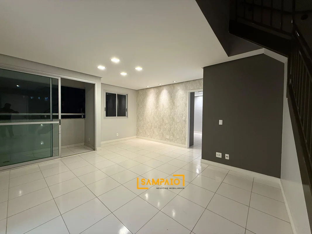 Descubra um apartamento duplex reformado, com 3 quartos, 2 suítes e 2 vagas de g...