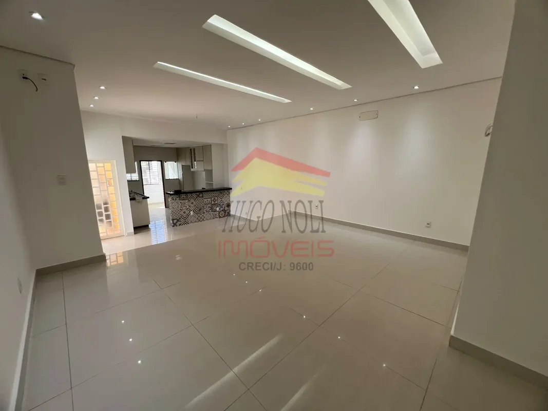 Descubra uma casa ampla e confortável no coração de Brasília, localizada na SHCG...