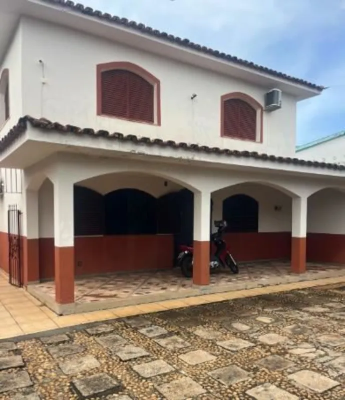 Parte inferior: Sala ampla, copa, quarto, cozinha, área com quartos e banheiro.P...