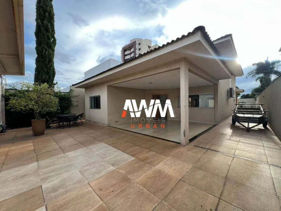 Casa de 3 quartos, 1 suíte no Jardim América, 493 m² de lote e 220m² de área con...