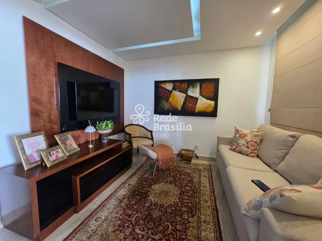 Belíssima casa toda reformada localizada na Quadra 8.No primeiro piso a casa pos...