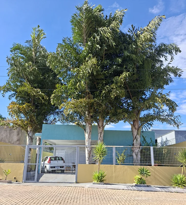 Excelente casa térrea toda na LAJE;3 quartos sendo 1 suíte com closet;Sala para ...