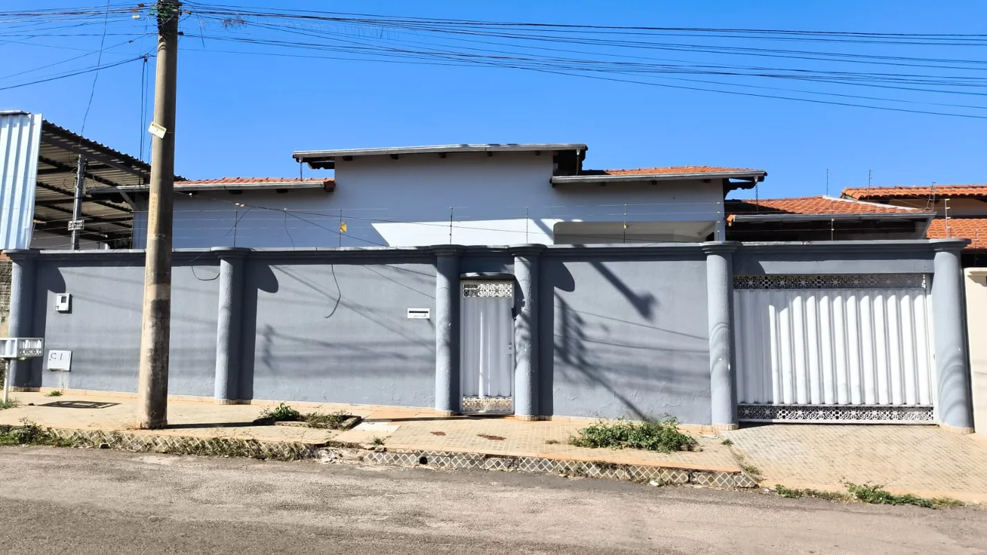 Aluguel de Casa no Bairro São Carlos 03 quartos sendo 01 suíte;01 banheiro socia...