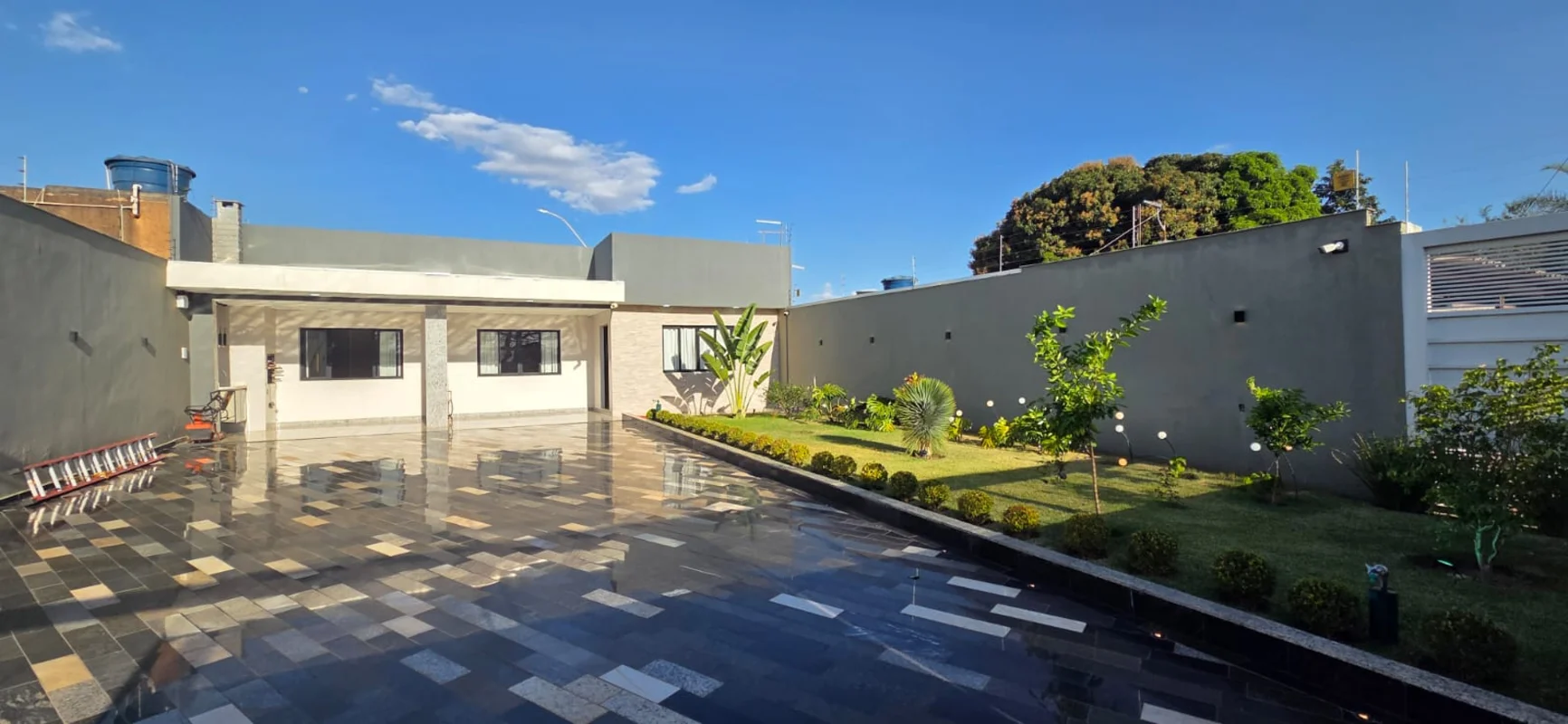 Escritório Ney Linhares vende: Uma Linda Casa na Quadra 12 Conjunto I do Setor S...