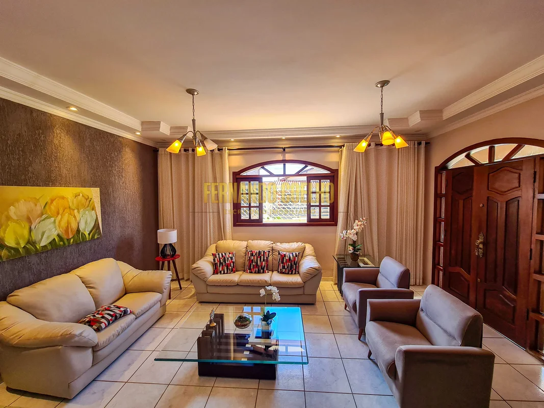 Casa à venda no Condomínio Jardim Europa II. Imóvel amplo, bem distribuído e ide...