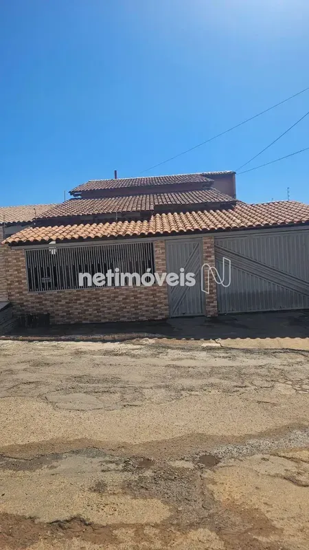 Casa em condomínio fechado, na laje, com 3 quartos, sendo 01 suíte. Piso em porc...