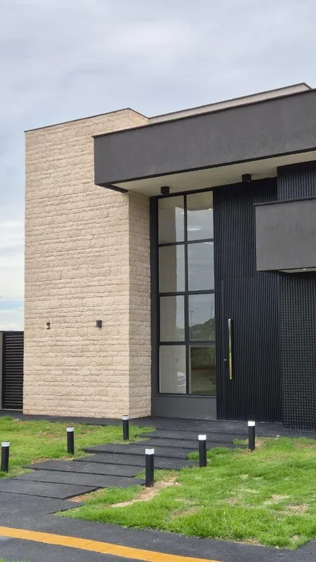 Encante-se por esta magnífica casa térrea de alto padrão, projetada para oferece...