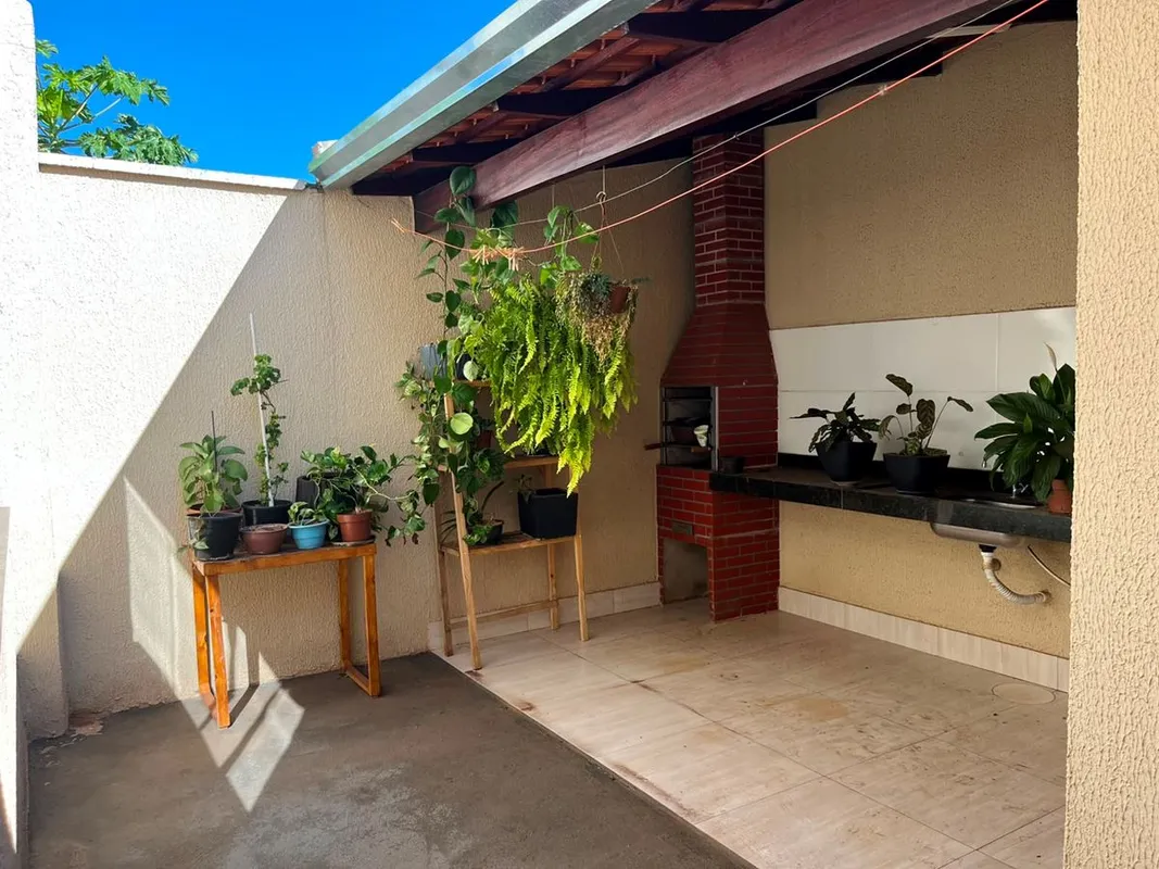 Linda Casa com 2 Quartos, Armários Planejados, Área Gourmet e 2 Vagas | Aceita F...