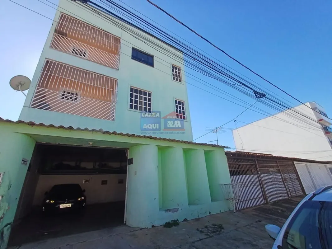 Sobrado à venda QNN 26 02 apartamentos 02 lojas Garagem para 04 carros Excelente...