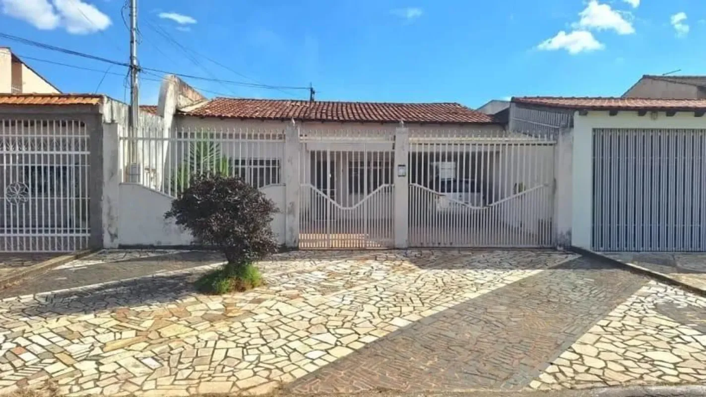 CASA NA QNE 32 - TAGUATINGA NORTEEm um amplo lote de 340m², este imóvel oferece ...