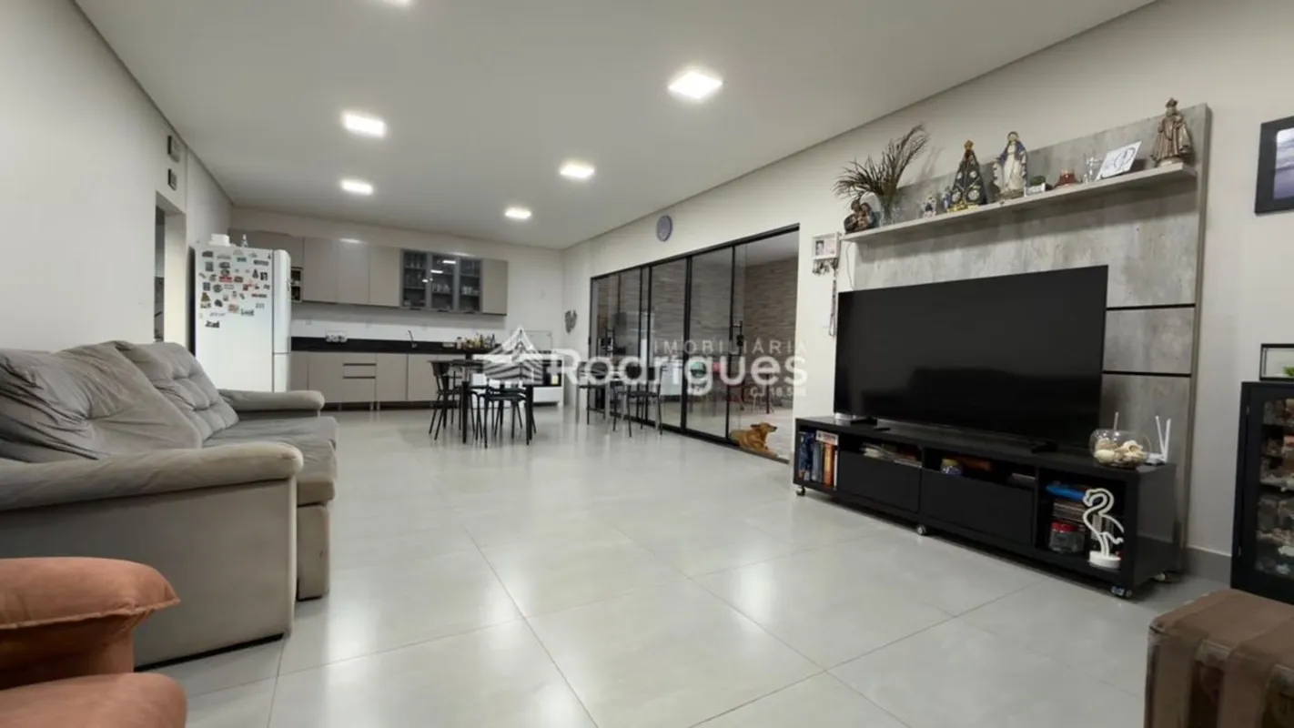 Rodrigues Imobiliária apresenta uma excelente oportunidade na 26 de Setembro!Cas...