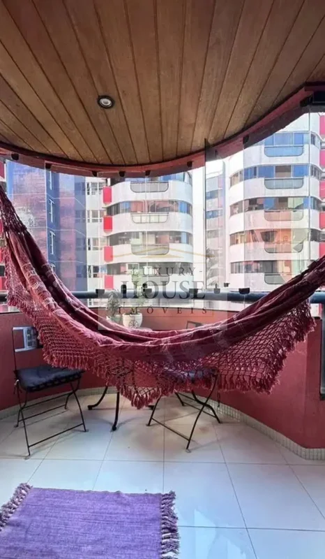 Explore o conforto de um apartamento com varanda na privilegiada SQN 215, ASA NO...