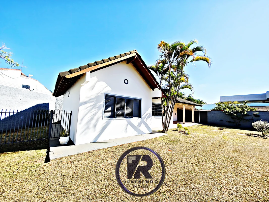 * Casa térrea de fundo, localizada no condomínio Solar de Brasília, com aproxima...