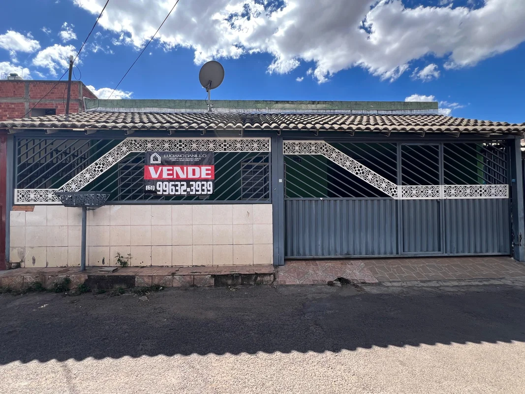 Vendo casa localizada na QNP 34 do P Sul. Boa localização, próximo à delegacia.O...