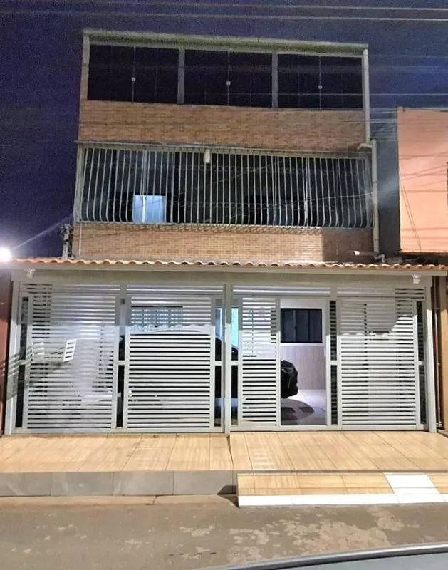 SAMAMBAIA - QR 431 | Sobrado de 3 quartos, 2 suítesLocalizado na QR 431, em Sama...