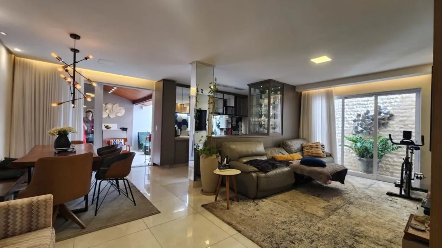 Sobrado de 160 m², moderno, reformado e pronto para morar. O imóvel conta com 3 ...