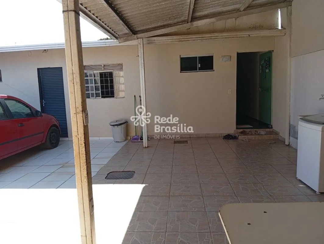 O que acha de morar numa casa com localização privilegiada na Quadra 16 de Sobra...