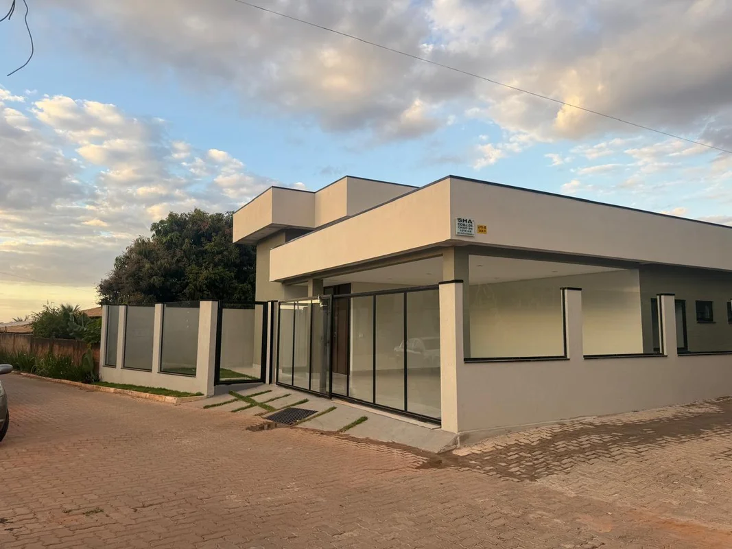 ## Casa Nova de Alto Padrão na Arniqueira | 3 Suítes | Pé-direito Alto | Excelen...