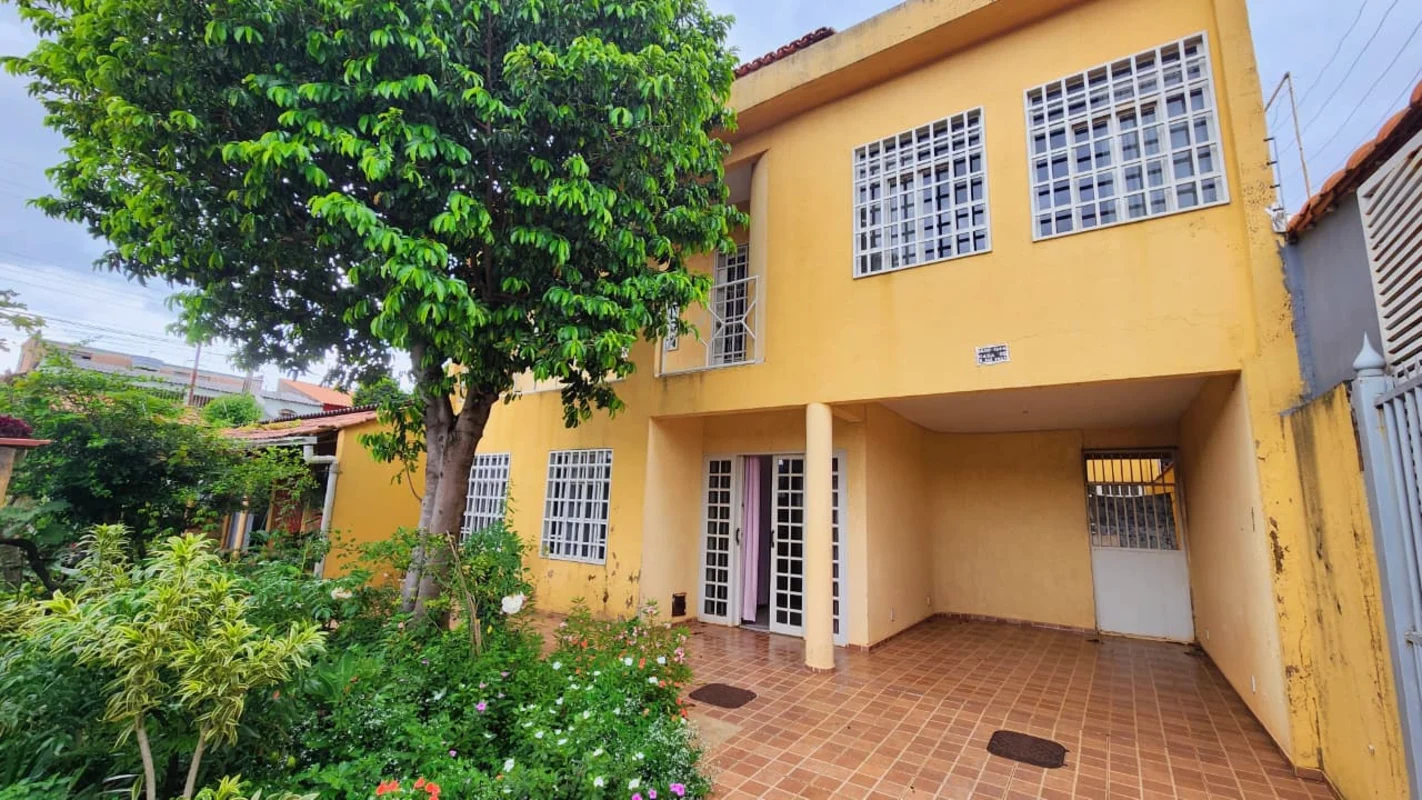 CASA AMPLA CONSTRUÍDA EM DOIS LOTES, COM 430 M², 7 QUARTOS, 4 SUÍTES E TERRAÇOEx...