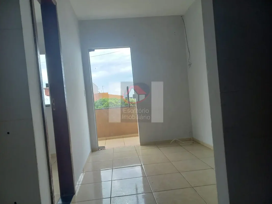 Descubra um apartamento acolhedor e bem localizado na Quadra 406 Conjunto X, no ...