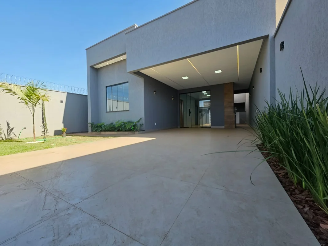 Casa de três quartos sendo 1 suíte;Única no terrrnoConstrução 108m²Terreno 200m²...