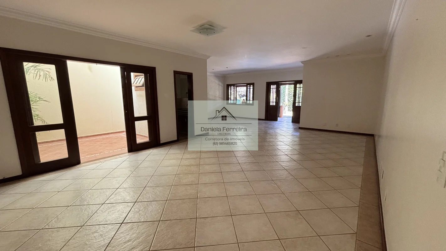 Oportunidade Exclusiva na QI 10 do Lago Norte: Charme Colonial e Espaço Incompar...