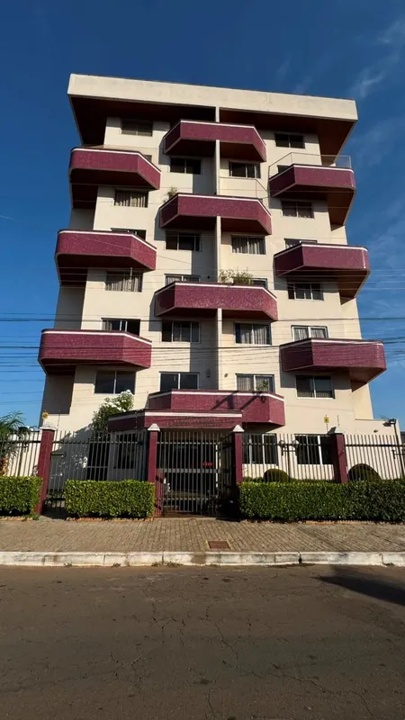 Apartamento amplo e arejado com 3 quartos (2 suítes) ricos em armários; sala em ...