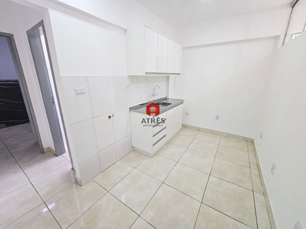 Localizada no Setor Jardim América com aproximadamente 50m² composta de: sala ti...