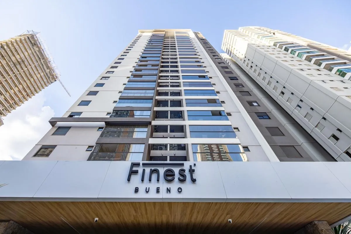 Este apartamento semimobiliado à venda no Finest Bueno oferece 161 m² de área pr...